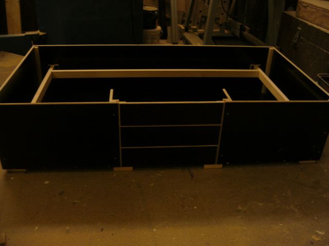 Fødekasser laves i vognplade som er let at gøre rent
Siderne er som standard 30 cm men kan mod mindre tillæg laves højere.